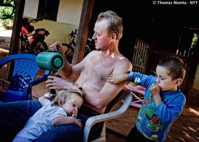 Guillermo Fischer, 40 ans, et ses enfants à leur maison du Costa Norte